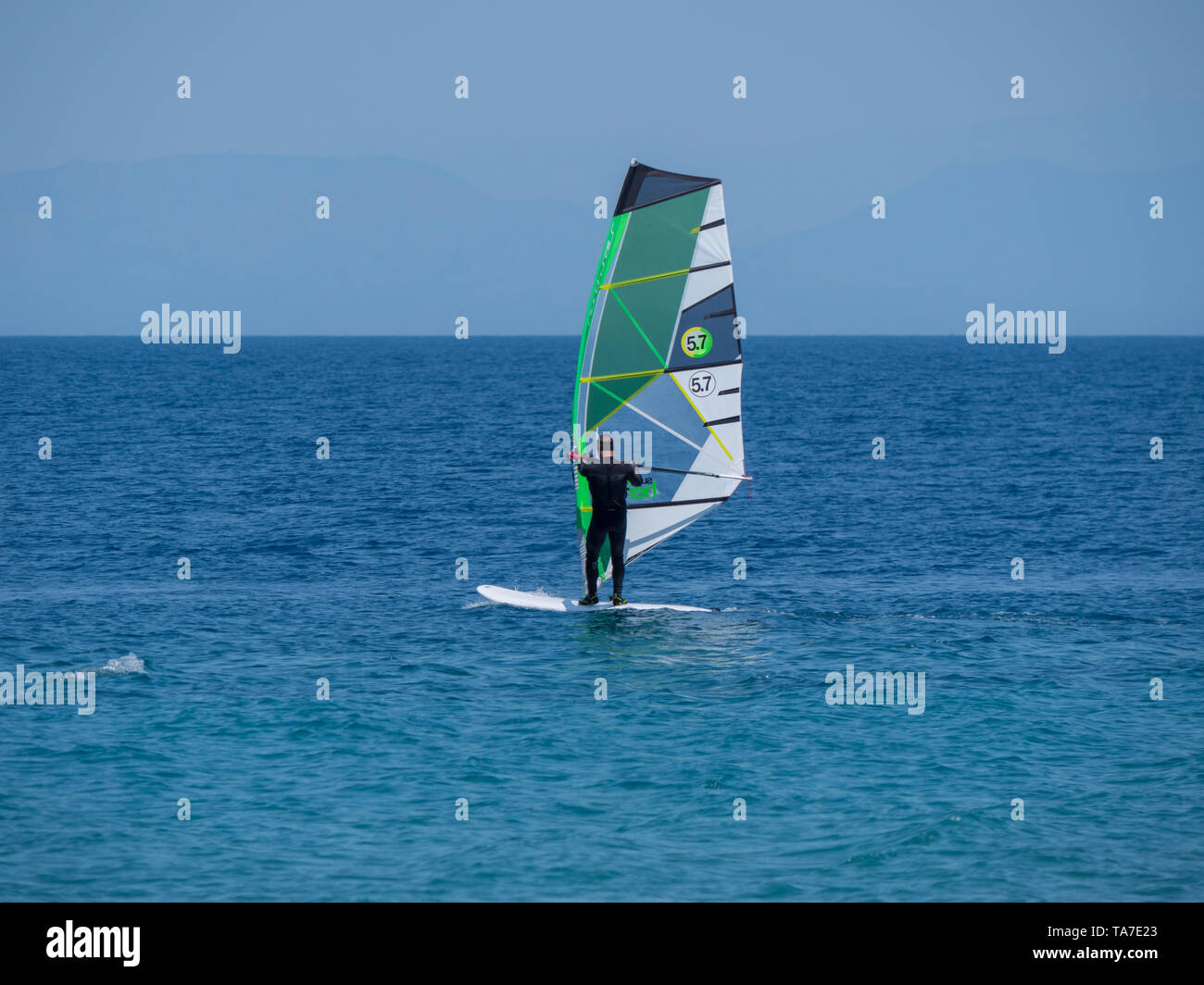 Anonimo persona con wind surf in chiaro aperto oceano mare Foto Stock