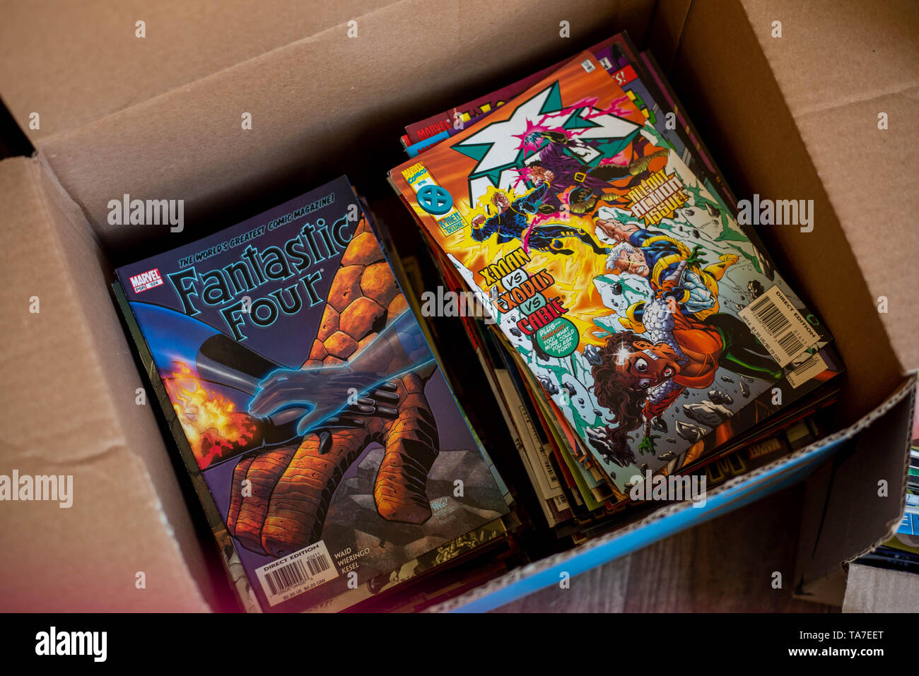 I libri di fumetti sedersi in una scatola pronto per essere venduto e prese di distanza. Foto Stock