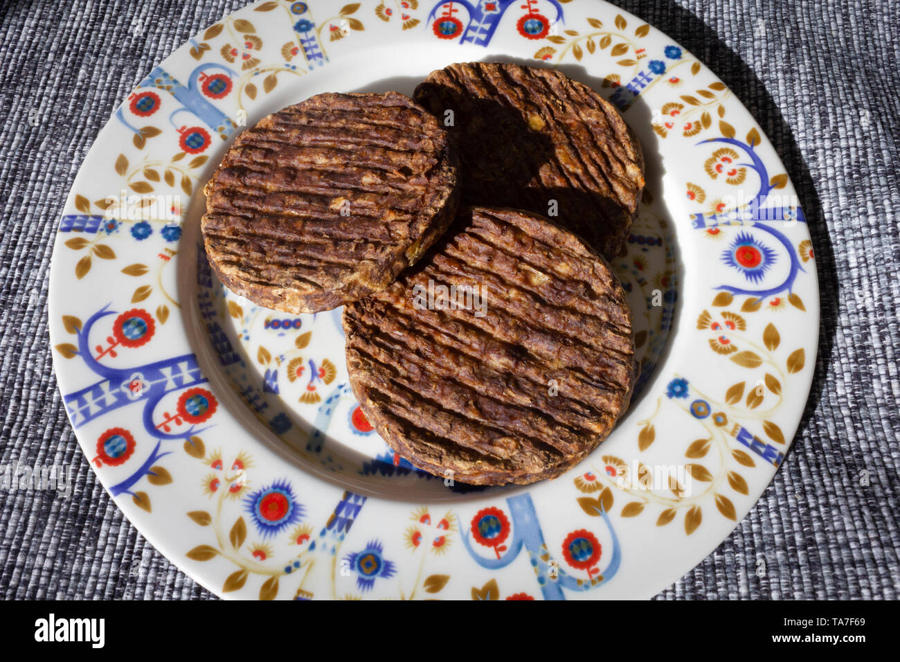 Tre piatti vegetariani quorn hamburger su una piastra Foto Stock