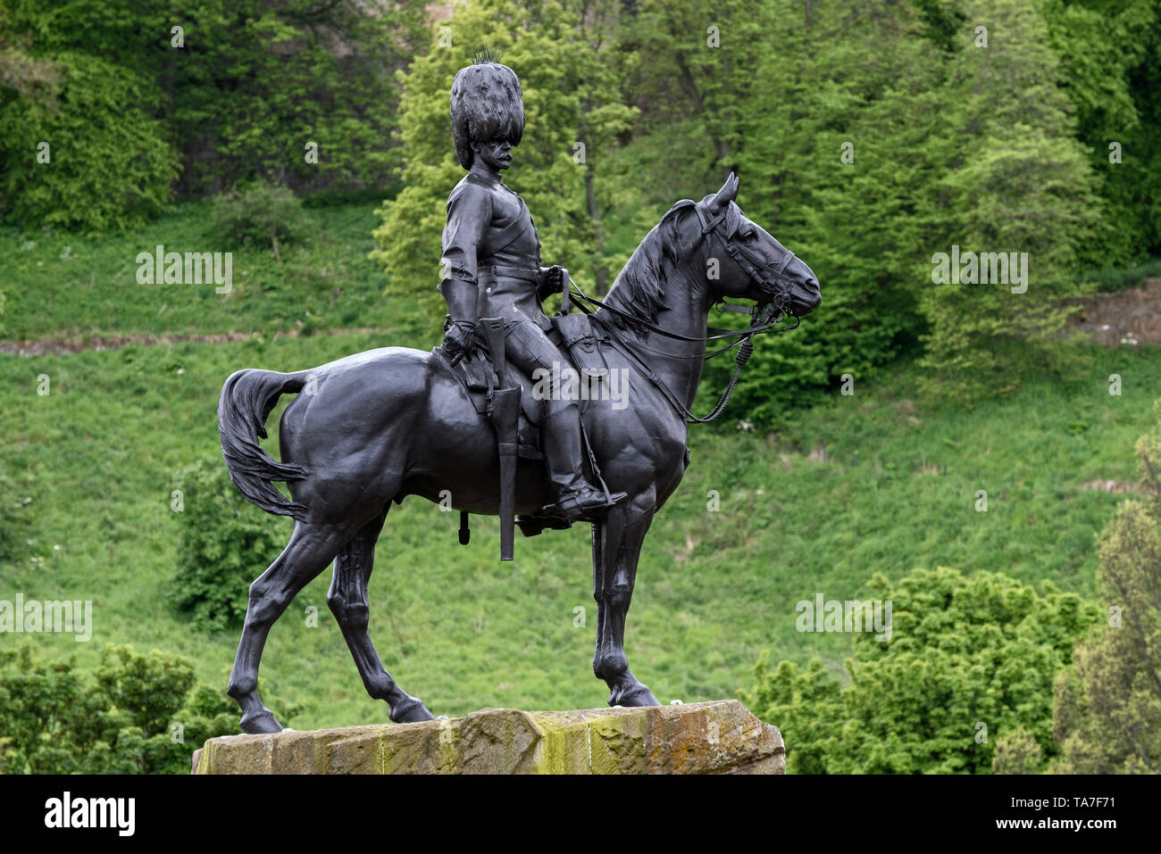 La statua equestre in cima al Royal Scots Grays Monument su Princes Streets, Edimburgo, Scozia, Regno Unito. Foto Stock