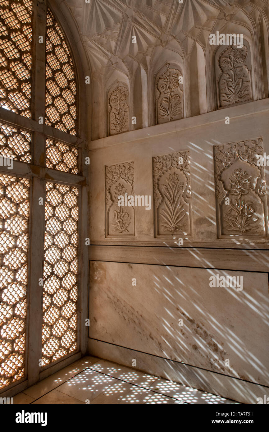 India Aurangabad, Bibi-Ka-Maqbara, replica più piccola del famoso Taj Mahal, circa 1679. Parete ornata dettaglio. Foto Stock