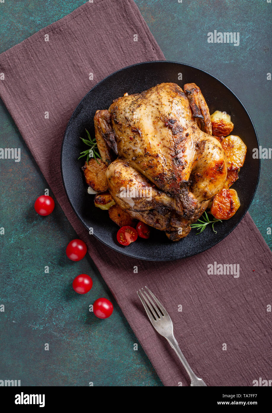 Pollo alla griglia su piatto nero Foto Stock