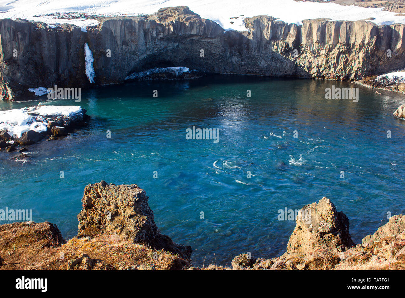 Basalto colonnare formazione su acque turchesi con tempo soleggiato in Islanda Foto Stock