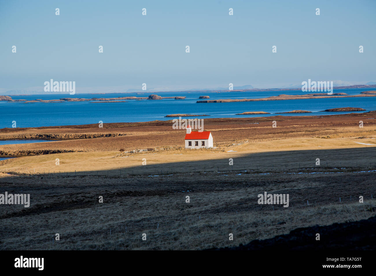 Solitaria chiesa con cimitero di fronte al mare in Islanda Foto Stock