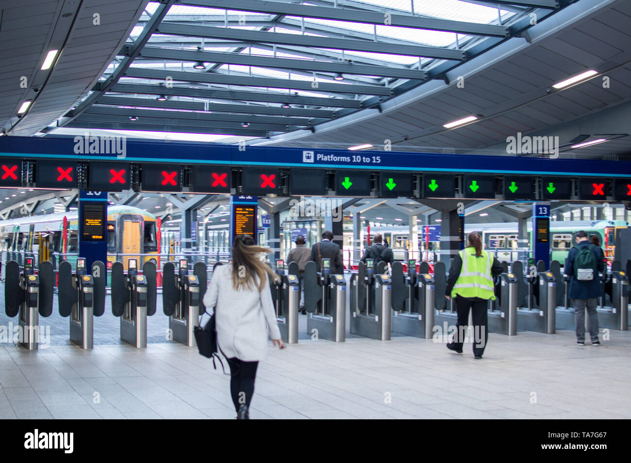 Ingresso alla piattaforma della stazione di London Bridge gestito da macchine con spie luminose Foto Stock
