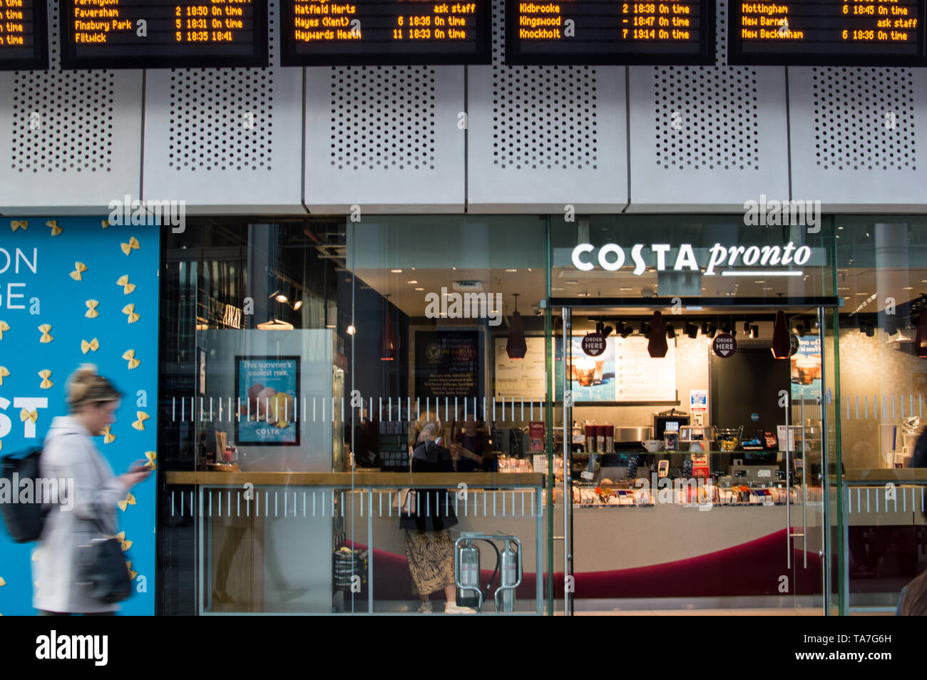 Costa pronto, la versione più piccola della caffetteria Costa a London Bridge Station, Inghilterra, Regno Unito Foto Stock