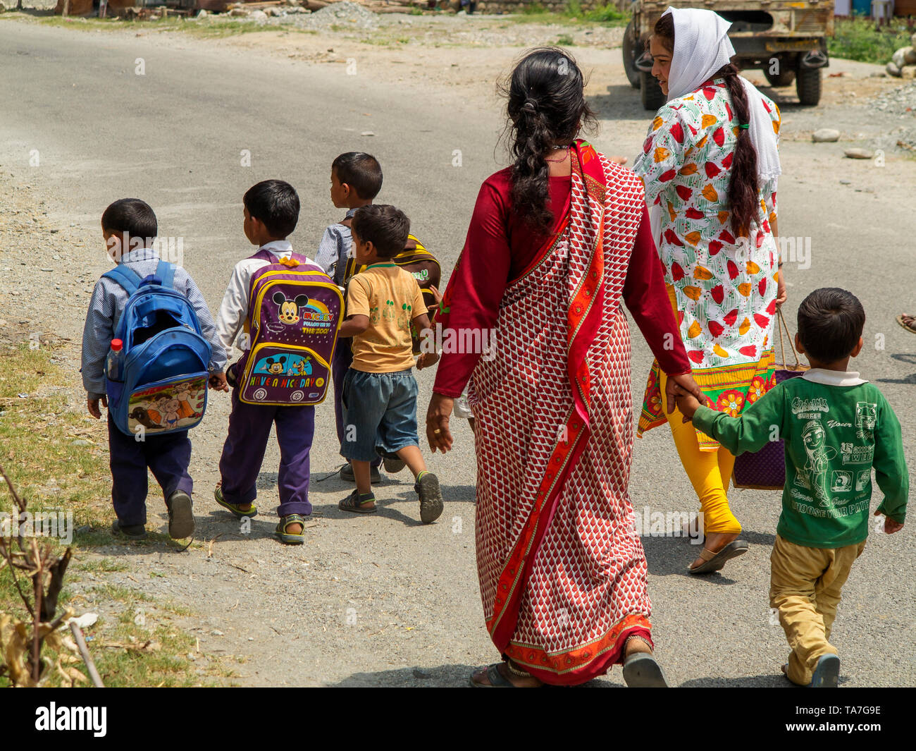 Madre indiana di prendere i figli a scuola a Pawalgarh Village, Uttarakhand, India Foto Stock