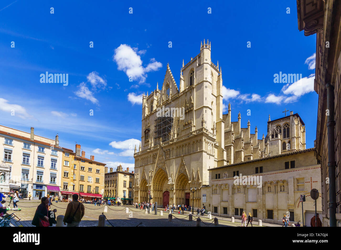 Lione, Francia - 10 Maggio 2019: La Cattedrale Saint-Jean e quadrato, con la gente del posto e gli ospiti, nel centro storico di Lione, Francia Foto Stock