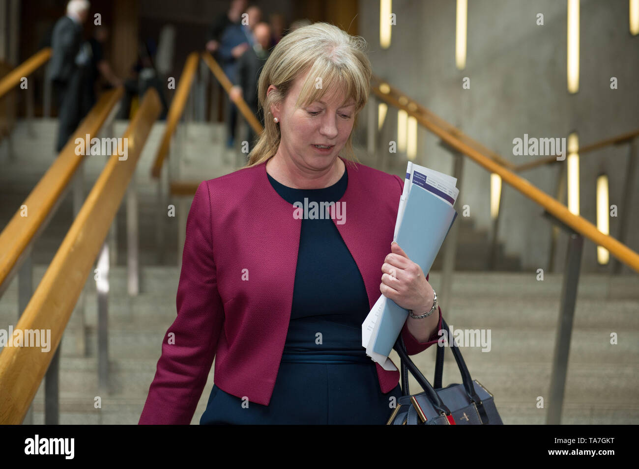 Edinburgh, Regno Unito. 22 maggio 2019. Nella foto: Shona Robison MSP alla fine dei primi ministri questioni sessione al Parlamento scozzese a Holyrood a Edimburgo. Dopo che la camera è svuotato, MSP sono visibili nel Giardino Lobby andando a varie riunioni. Il primo ministro di domande si tengono di solito il giovedì, tuttavia a causa delle elezioni del Parlamento europeo succede domani, giovedì 23 maggio) la sessione è stata condotta in anticipo di un giorno. Foto Stock