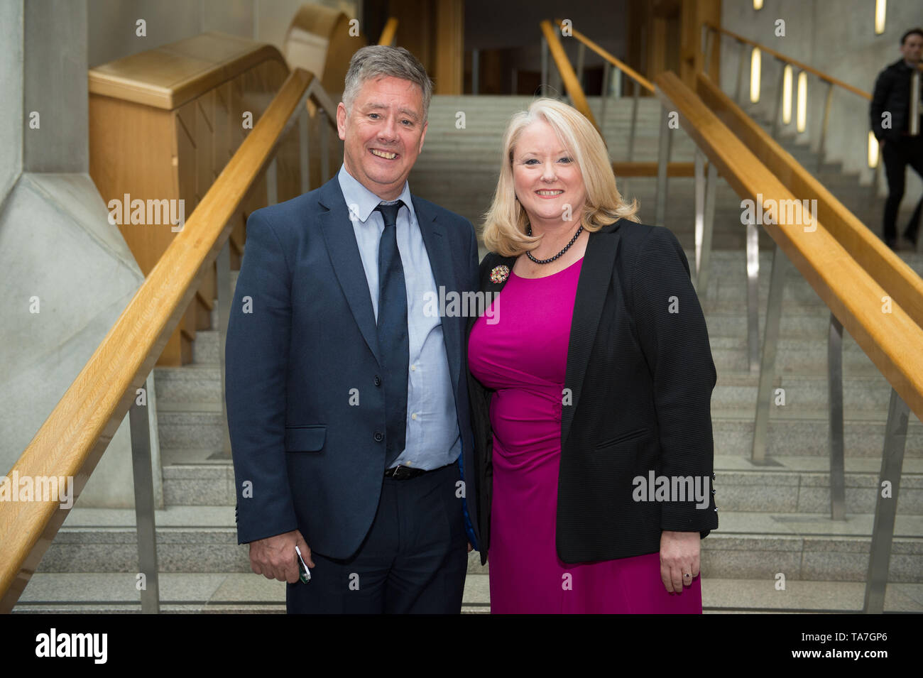 Edinburgh, Regno Unito. 22 maggio 2019. Nella foto: (sinistra-destra) Keith Brown MSP; Christina McKelvie MSP. Alla fine dei primi ministri questioni sessione al Parlamento scozzese a Holyrood a Edimburgo. Dopo che la camera è svuotato, MSP sono visibili nel Giardino Lobby andando a varie riunioni. Il primo ministro di domande si tengono di solito il giovedì, tuttavia a causa delle elezioni del Parlamento europeo succede domani, giovedì 23 maggio) la sessione è stata condotta in anticipo di un giorno. Foto Stock