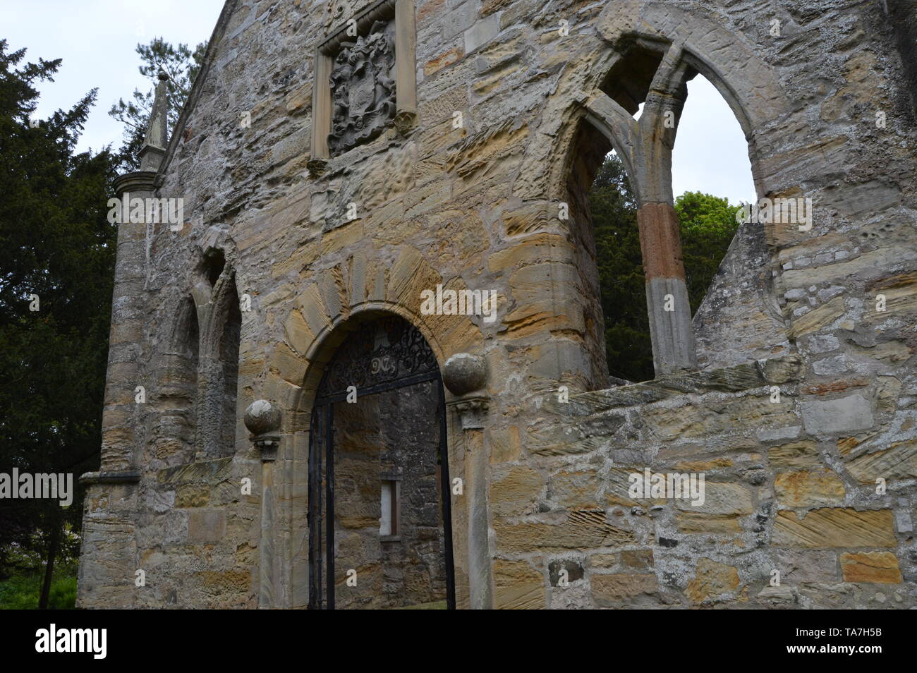 Chiesa con lapidi del ex residenti di Balcarres House e giardini, Colinsburgh, Fife, Scozia, maggio 2019. Foto Stock