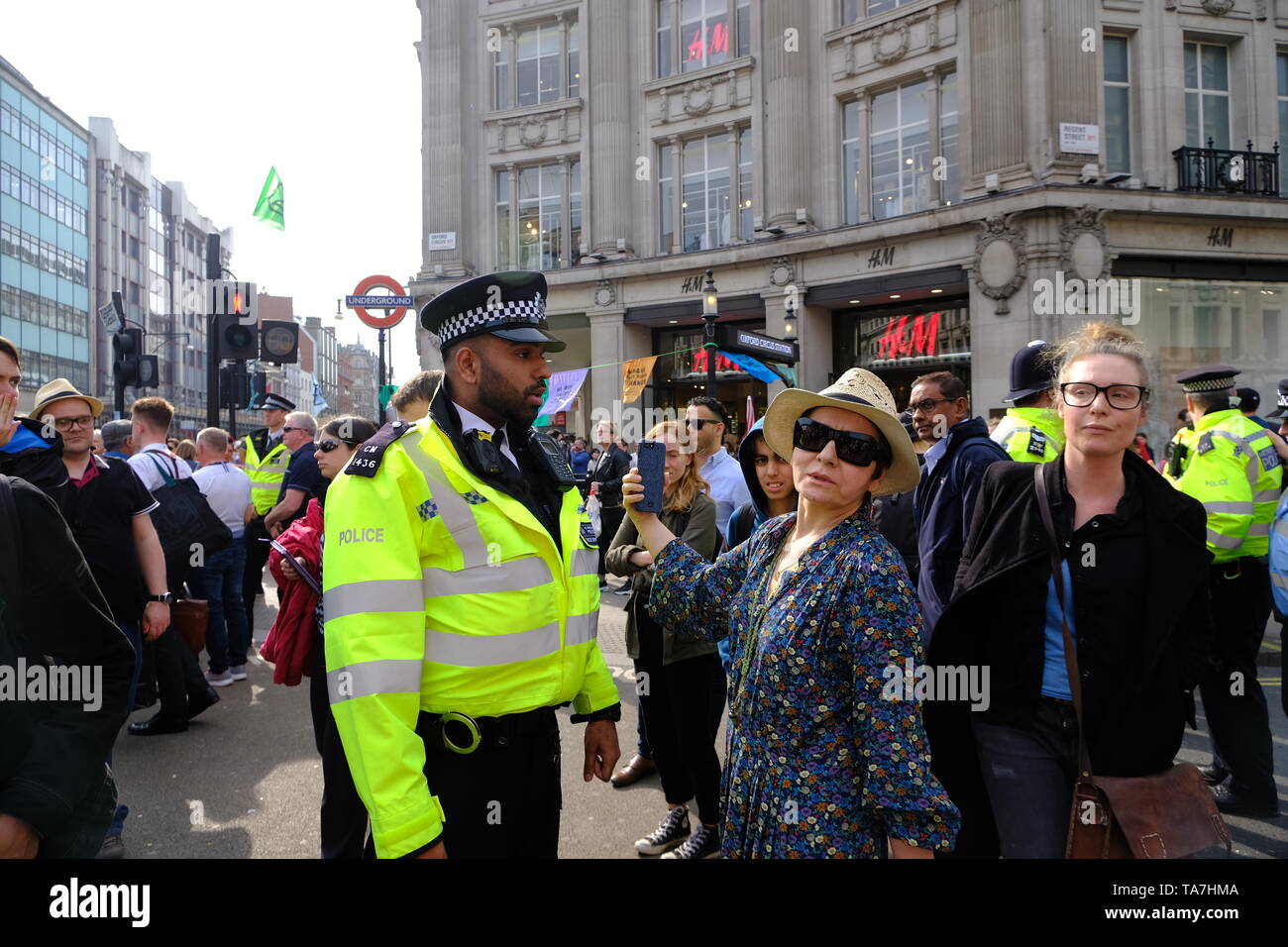Estinzione della ribellione protester (una madre con il figlio) si prepara per arrestare il quarto giorno di protesta ufficiale. Foto Stock