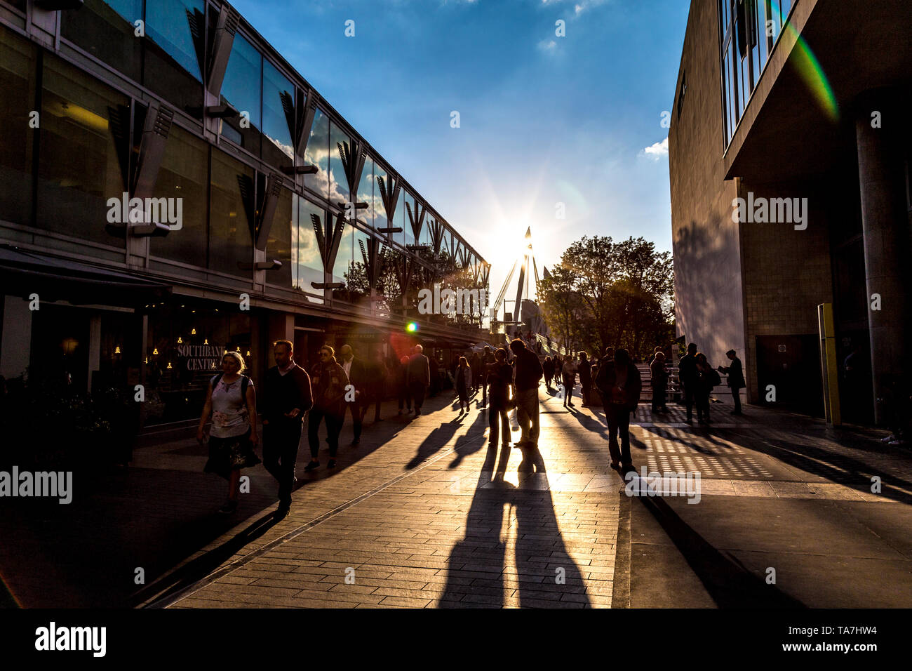 Southbank al tramonto, la gente camminare da Southbank Centre di Londra, Regno Unito Foto Stock