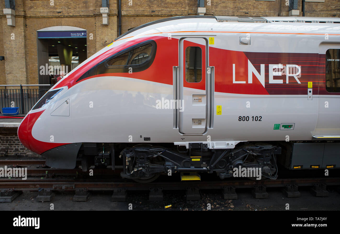 Nuovo Azuma treno in livrea LNER presso la stazione di Kings Cross, London Foto Stock