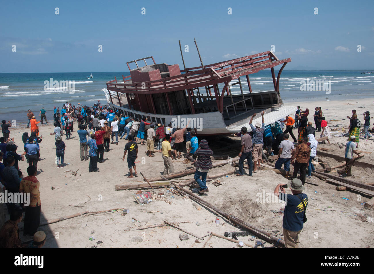 Bulukumba, Indonesia - 13 Settembre 2018: persone stanno tirando e spingendo una barca pinisi seaward durante Pinisi Internazionale Festival 2018 in Bulukumba Foto Stock