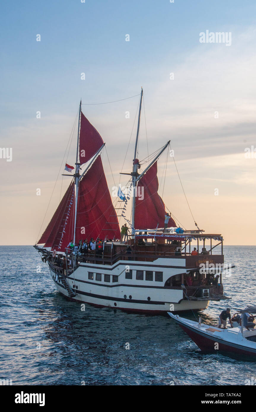 Bulukumba, Indonesia - 13 Settembre 2018: un recipiente pinisi vele sullo Stretto di Makassar ad ovest di Bulukumba, Sulawesi meridionale, Indonesia. L'Astasia Foto Stock