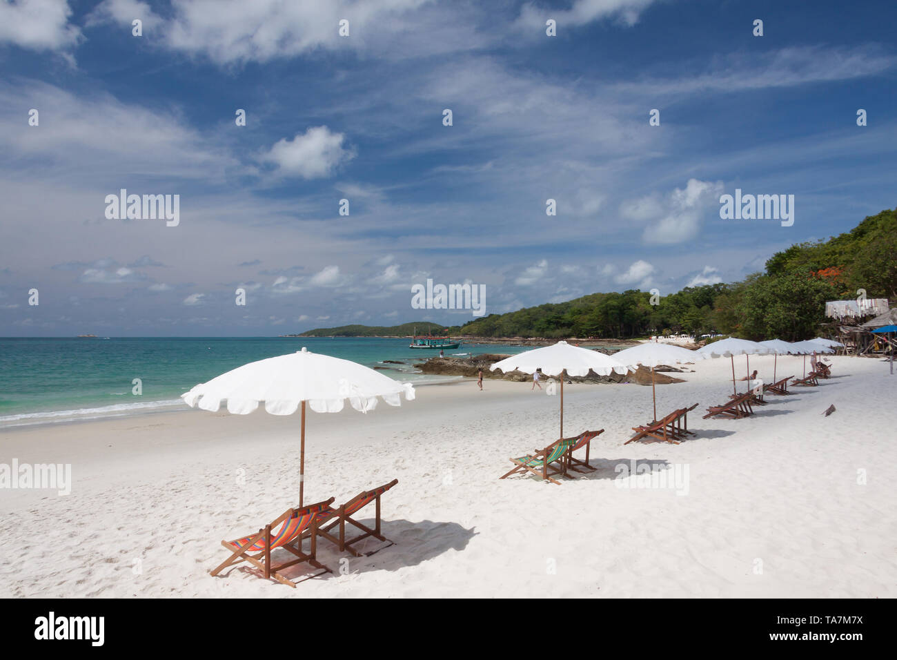 Sedie e ombrellone sulla spiaggia tropicale Foto Stock