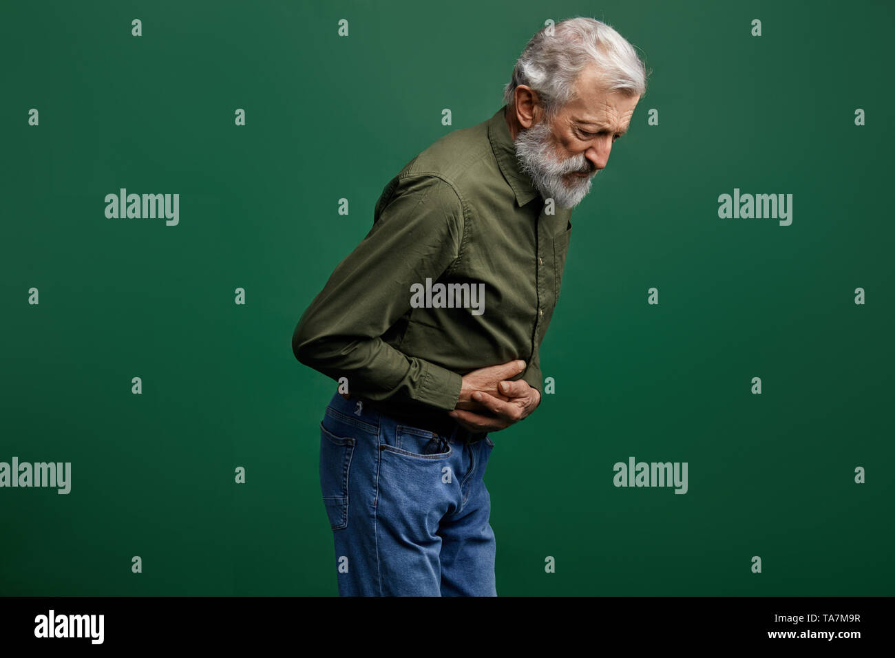 Uomo vecchio con il grigio barba lunga ha problemi di stomaco. infezione, senior l uomo ha cibo nato malattia.intossicazione acuta s. close up vista laterale foto Foto Stock