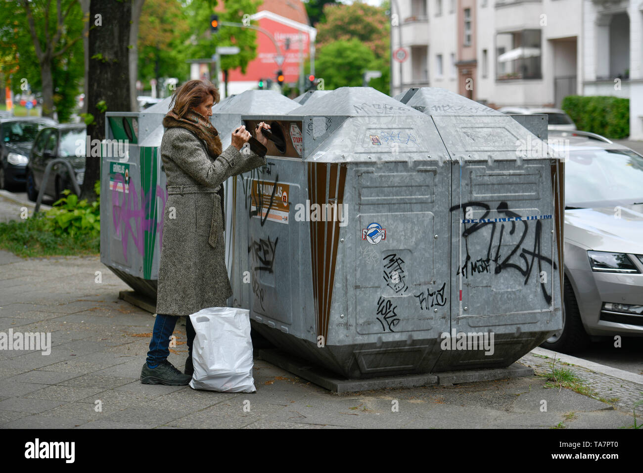 Mettere la foto, senior, il vecchio contenitore in vetro, il riciclaggio del vetro, Gestelltes Foto, Seniorin, Altglascontainer, Glasrecycling Foto Stock