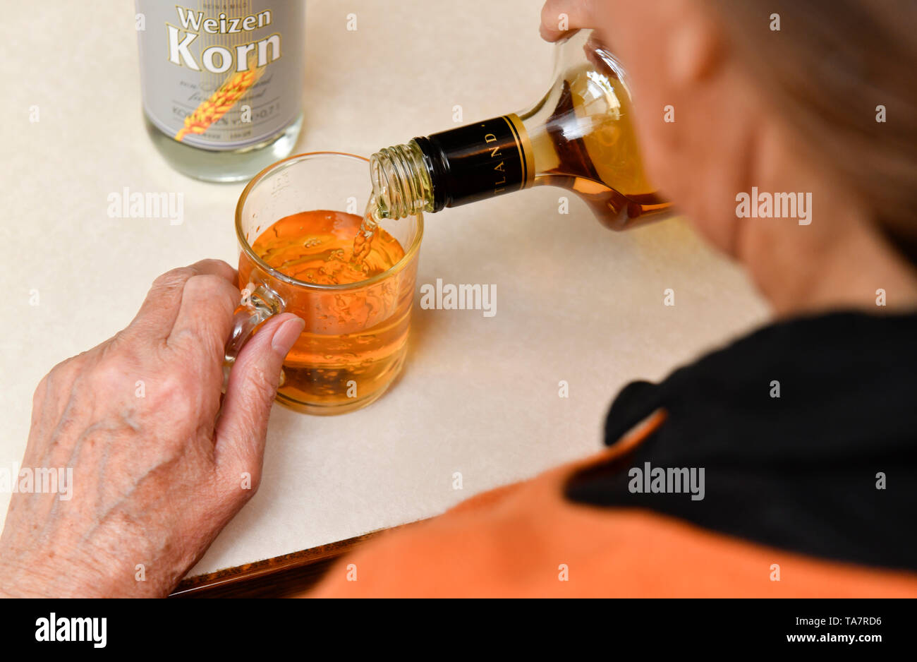 Mettere la foto simbolica, alcool, senior, Gestelltes Symbolfoto, alcol, Seniorin Foto Stock