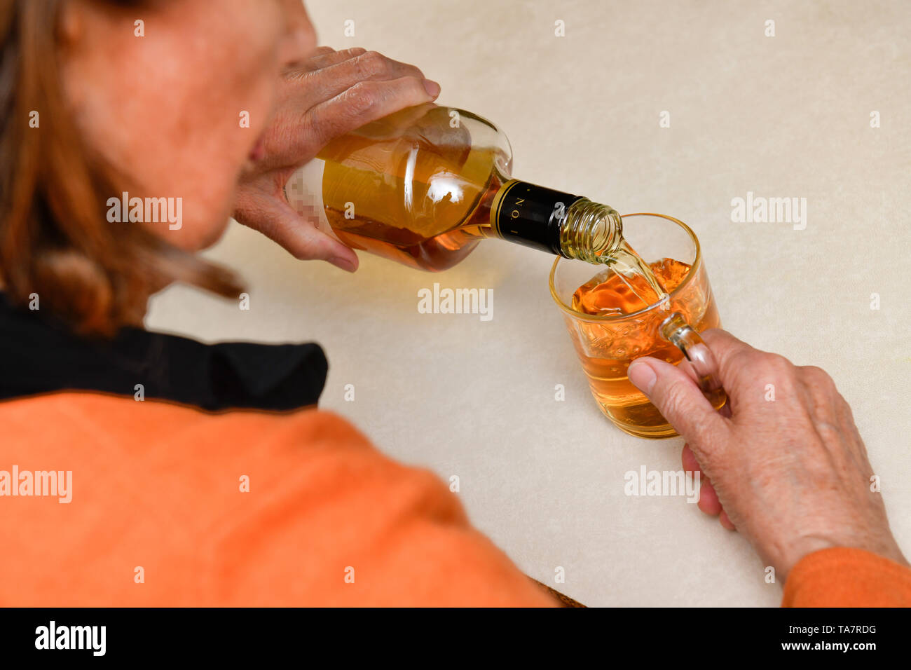 Mettere la foto simbolica, alcool, senior, Gestelltes Symbolfoto, alcol, Seniorin Foto Stock