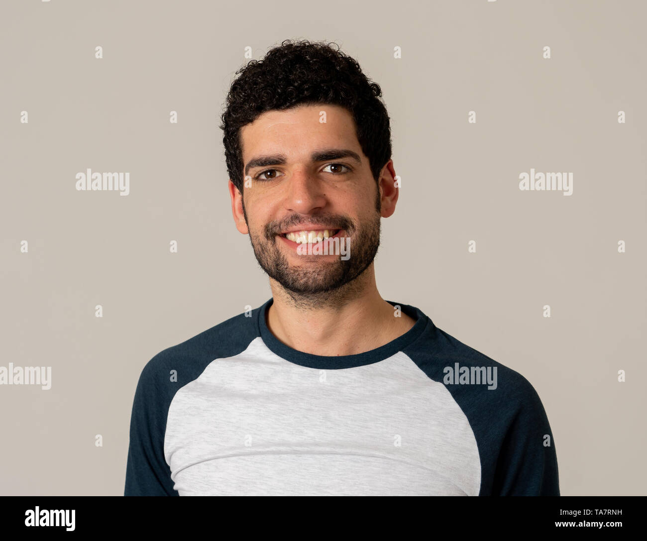 Ritratto di giovane attraente modello con faccia felice e bel sorriso. Bello hipster barbuto l uomo nella sua 20s. Studio shot. In Persone, moda e h Foto Stock
