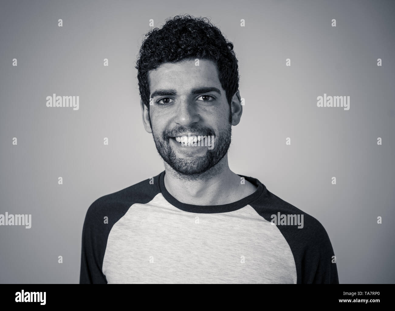 Ritratto di giovane attraente modello con faccia felice e bel sorriso. Bello hipster barbuto l uomo nella sua 20s. Studio shot. In Persone, moda e h Foto Stock