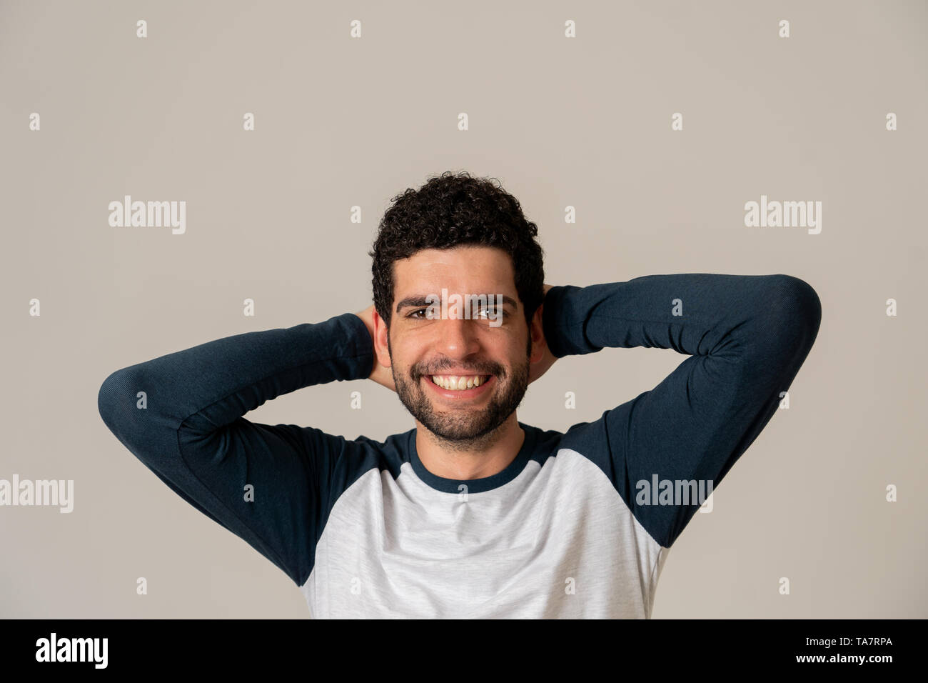Ritratto di giovane attraente modello con faccia felice e bel sorriso. Bello hipster barbuto l uomo nella sua 20s. Studio shot. In Persone, moda e h Foto Stock