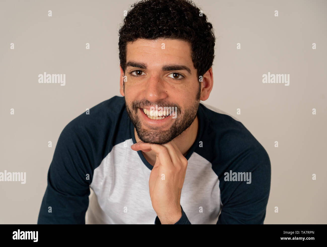 Ritratto di giovane attraente modello con faccia felice e bel sorriso. Bello hipster barbuto l uomo nella sua 20s. Studio shot. In Persone, moda e h Foto Stock