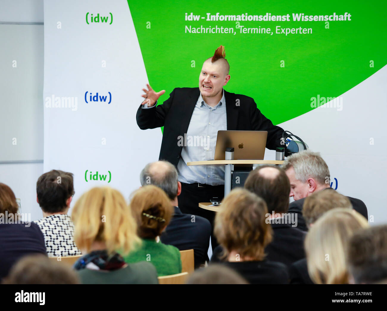 04.04.2019, Bochum, Renania settentrionale-Vestfalia, Germania - Sascha Lobo a keynote lecture - Tendenze nel settore della comunicazione digitale - in occasione dell'aw Foto Stock