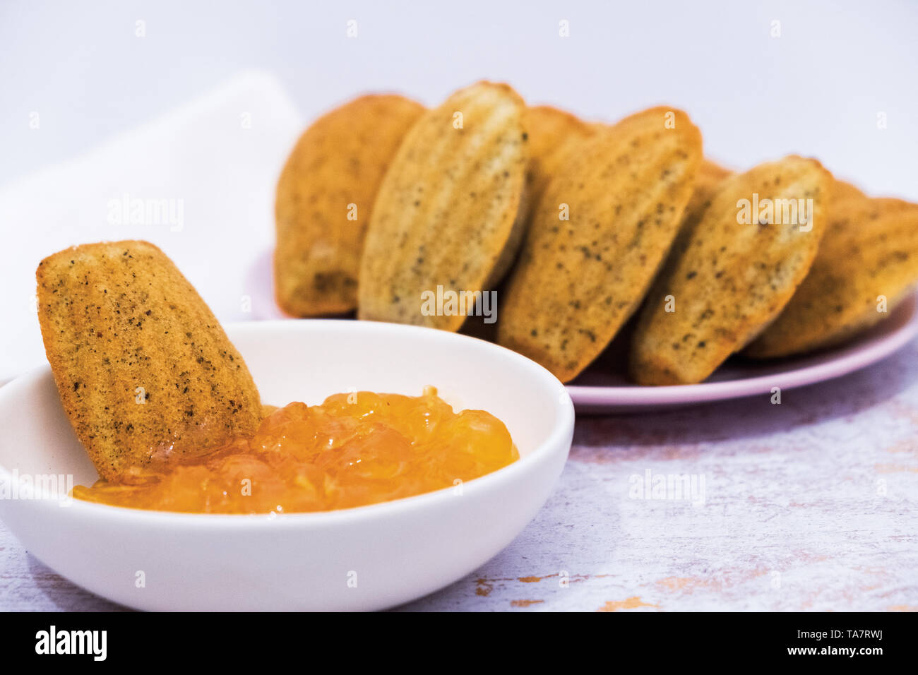 Spicy Early Grey tea Madeleines con marmellata di arance per immersione Foto Stock