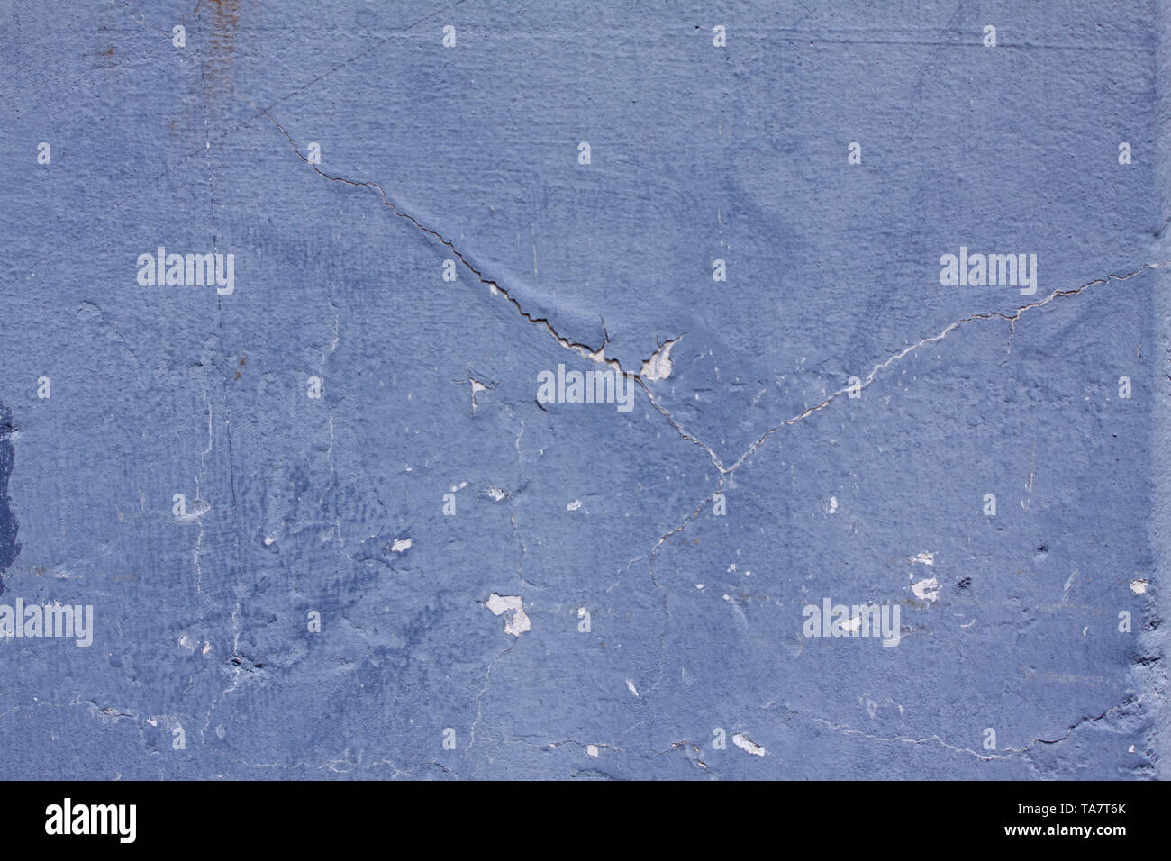 Un vecchio ragged blu parete in gesso texture - Shabby parete fatiscente con strato di stucco Texture. Chiudi immagine in alto Foto Stock