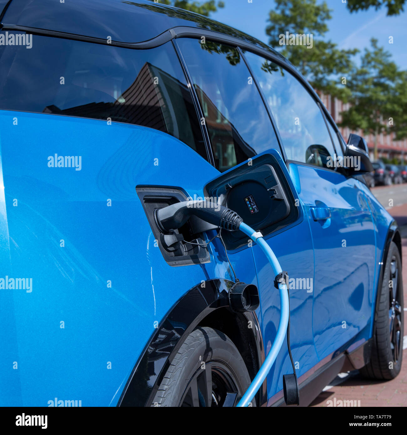 La carica elettrica moderne auto sulla strada. Energia verde.- Immagine Foto Stock