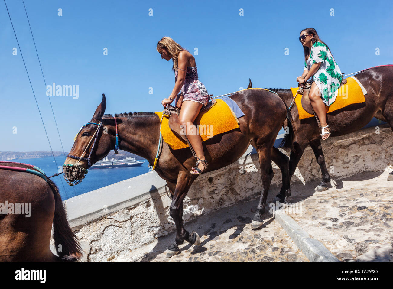 Sentiero dell'asino di Santorini, due donne in discesa al porto, Grecia Grecia Isole Santorini turisti Europa Foto Stock
