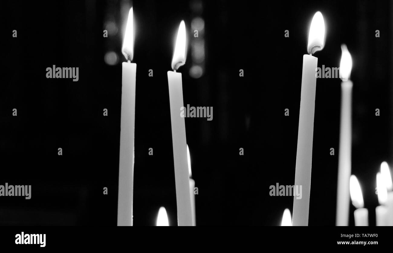 Immagine in bianco e nero di candele in una chiesa in valkenburg paesi bassi Foto Stock