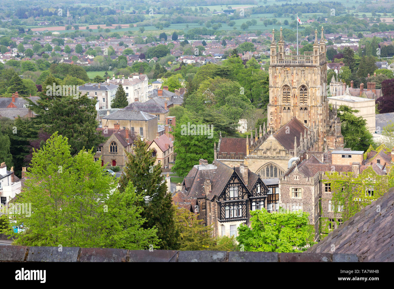 Malvern UK; Malvern skyline compresi Malvern Priory tower e il Abbey Hotel, città termale di Malvern WORCESTERSHIRE REGNO UNITO Foto Stock