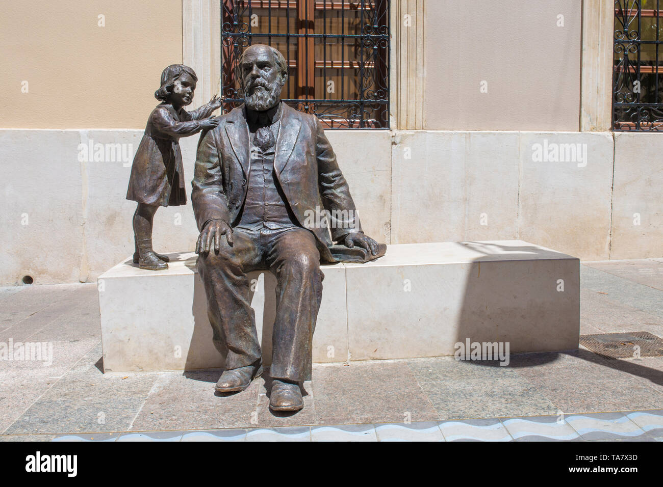 Cabra, Spagna - 19 Maggio 2019: scultura in bronzo di Martin Belda, grande del XIX secolo politico nato a Cabra, Córdoba, Spagna. Martín González Laguna Foto Stock