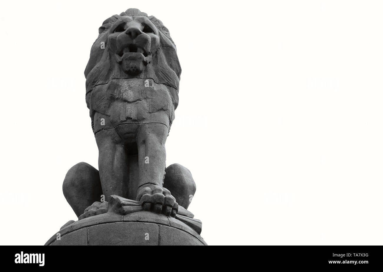 Immagine in bianco e nero della statua di un leone su un palo Foto Stock