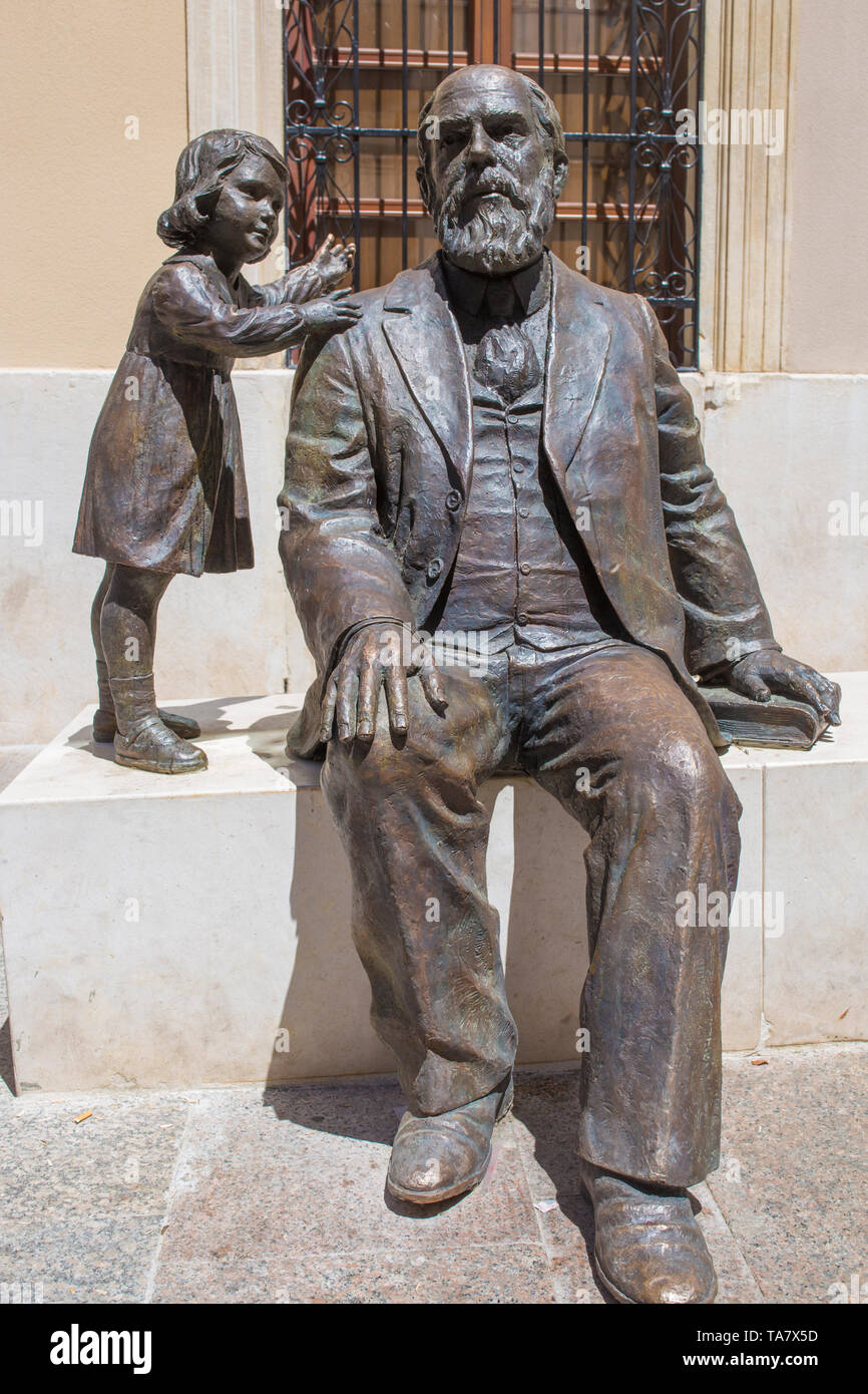 Cabra, Spagna - 19 Maggio 2019: scultura in bronzo di Martin Belda, grande del XIX secolo politico nato a Cabra, Córdoba, Spagna. Martín González Laguna Foto Stock