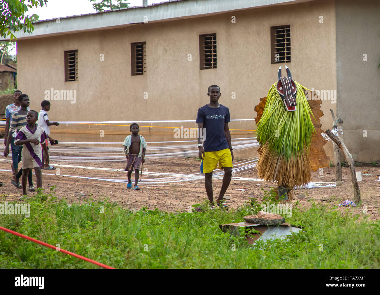Goli sacro maschera nel baule tribù in arrivo in una cerimonia, Région des Lacs, Bomizanbo, Costa d'Avorio Foto Stock