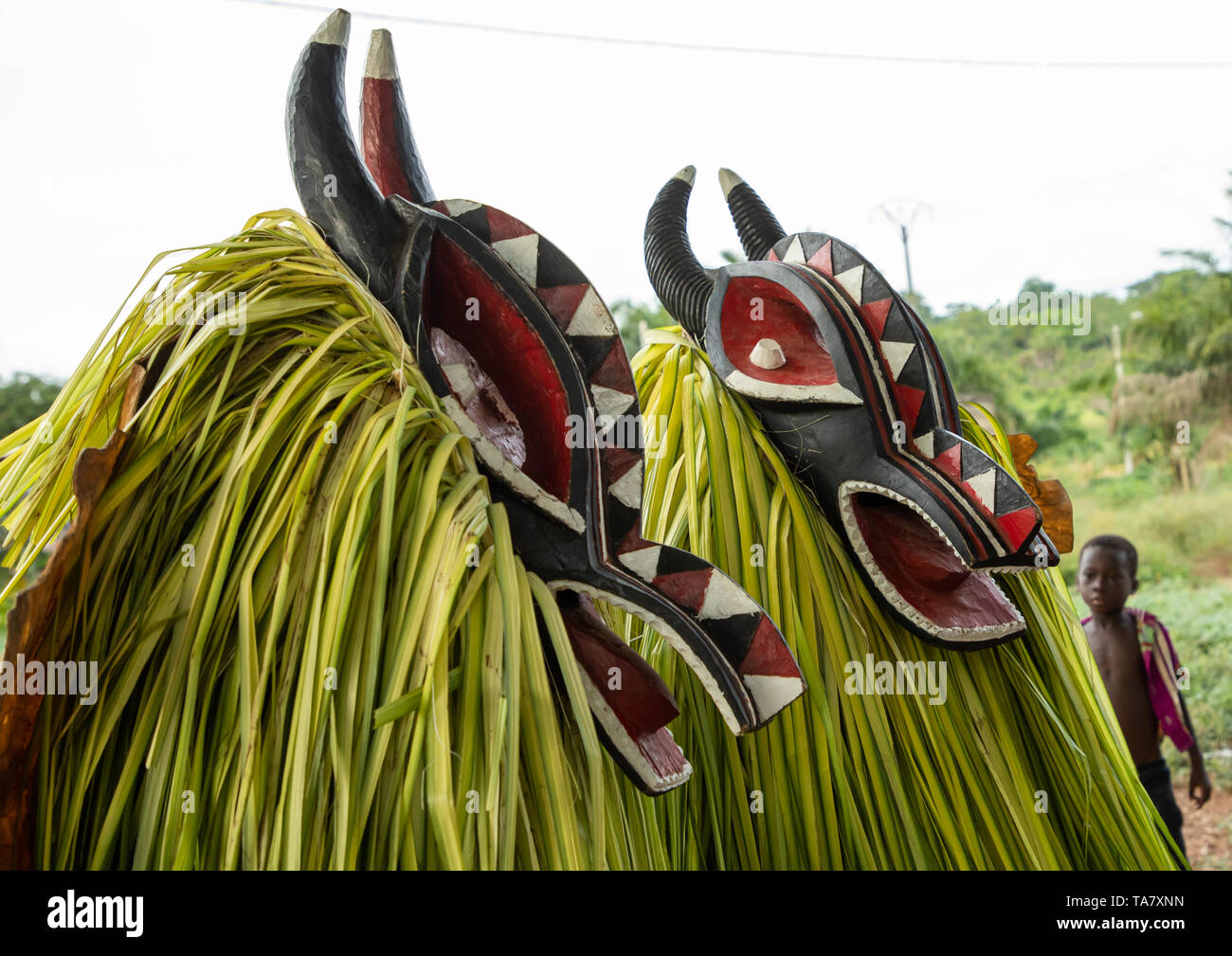 Goli maschere sacra coppia nel baule tribù durante una cerimonia, Région des Lacs, Bomizanbo, Costa d'Avorio Foto Stock