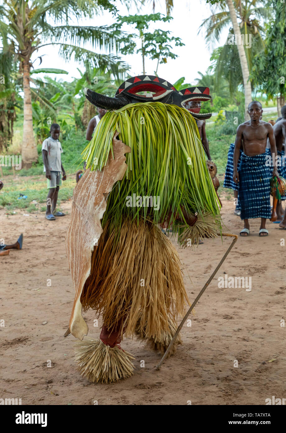Goli sacro maschera nel baule tribù durante una cerimonia, Région des Lacs, Bomizanbo, Costa d'Avorio Foto Stock