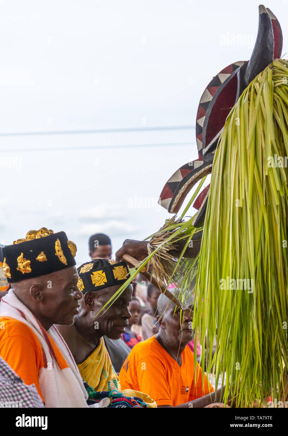 Goli maschera sacra salutando i capi tribù in Baoule tribù, la Région des Lacs, Bomizanbo, Costa d'Avorio Foto Stock