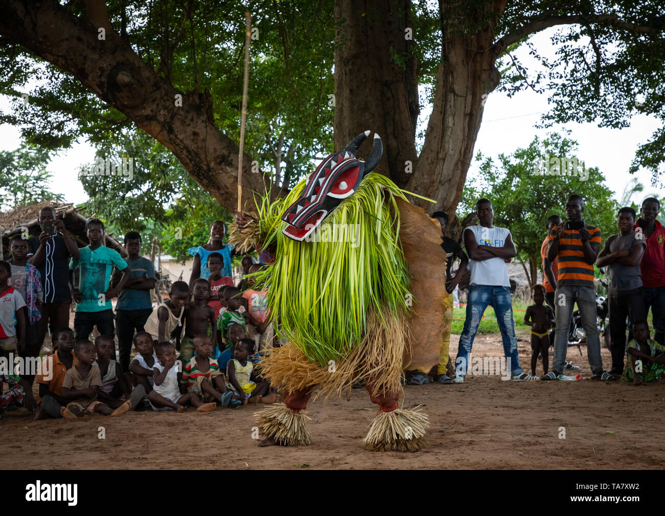 Goli maschera sacra danza nel baule tribù durante una cerimonia, Région des Lacs, Bomizanbo, Costa d'Avorio Foto Stock