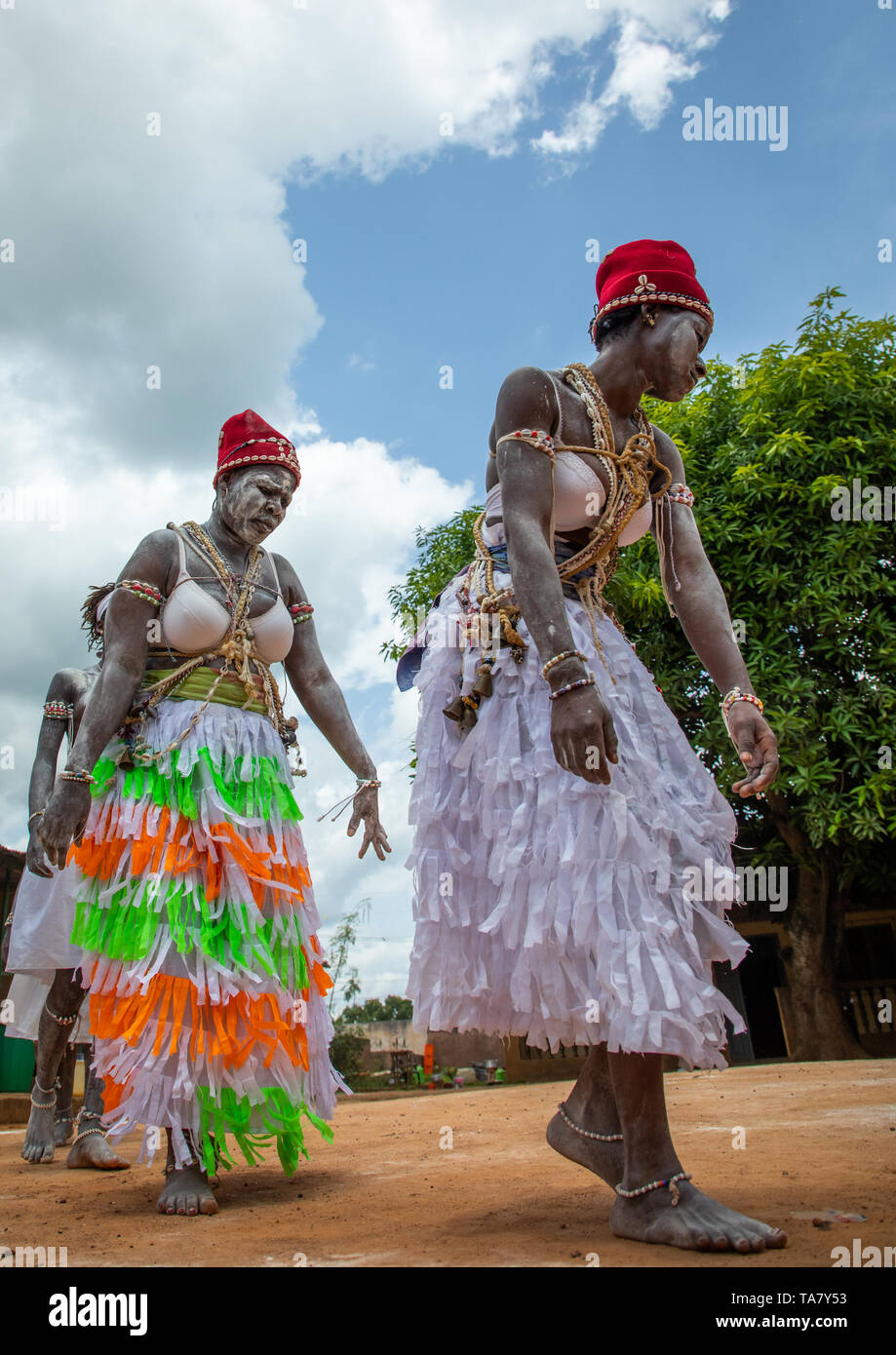 Donne che danzano durante una cerimonia in Adjoua Messouma Komians centro di iniziazione, Moyen-Comoé, Aniassue, Costa d'Avorio Foto Stock