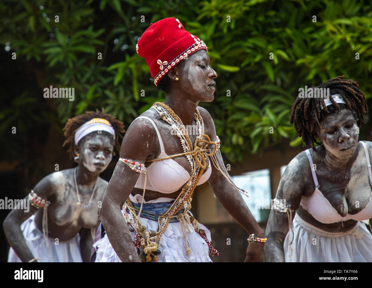 Donne che danzano durante una cerimonia in Adjoua Messouma Komians centro di iniziazione, Moyen-Comoé, Aniassue, Costa d'Avorio Foto Stock