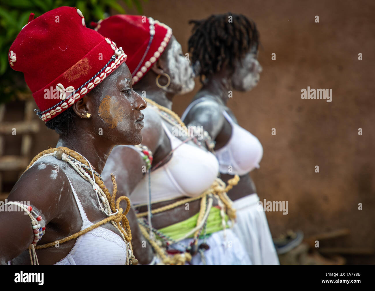 Donne che danzano durante una cerimonia in Adjoua Messouma Komians centro di iniziazione, Moyen-Comoé, Aniassue, Costa d'Avorio Foto Stock