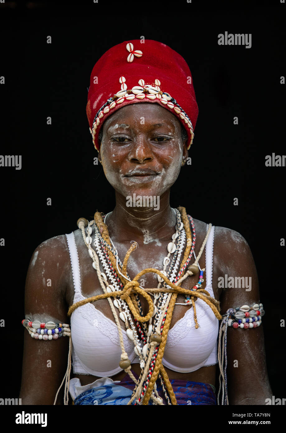 Komians donna dopo una cerimonia in Adjoua Messouma Komians centro di iniziazione, Moyen-Comoé, Aniassue, Costa d'Avorio Foto Stock