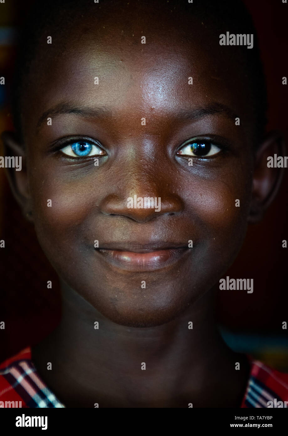 Bella ragazza africana con heterochromia iridis provocando due diversi occhi colorati, Moyen-Comoé, Abengourou, Costa d'Avorio Foto Stock