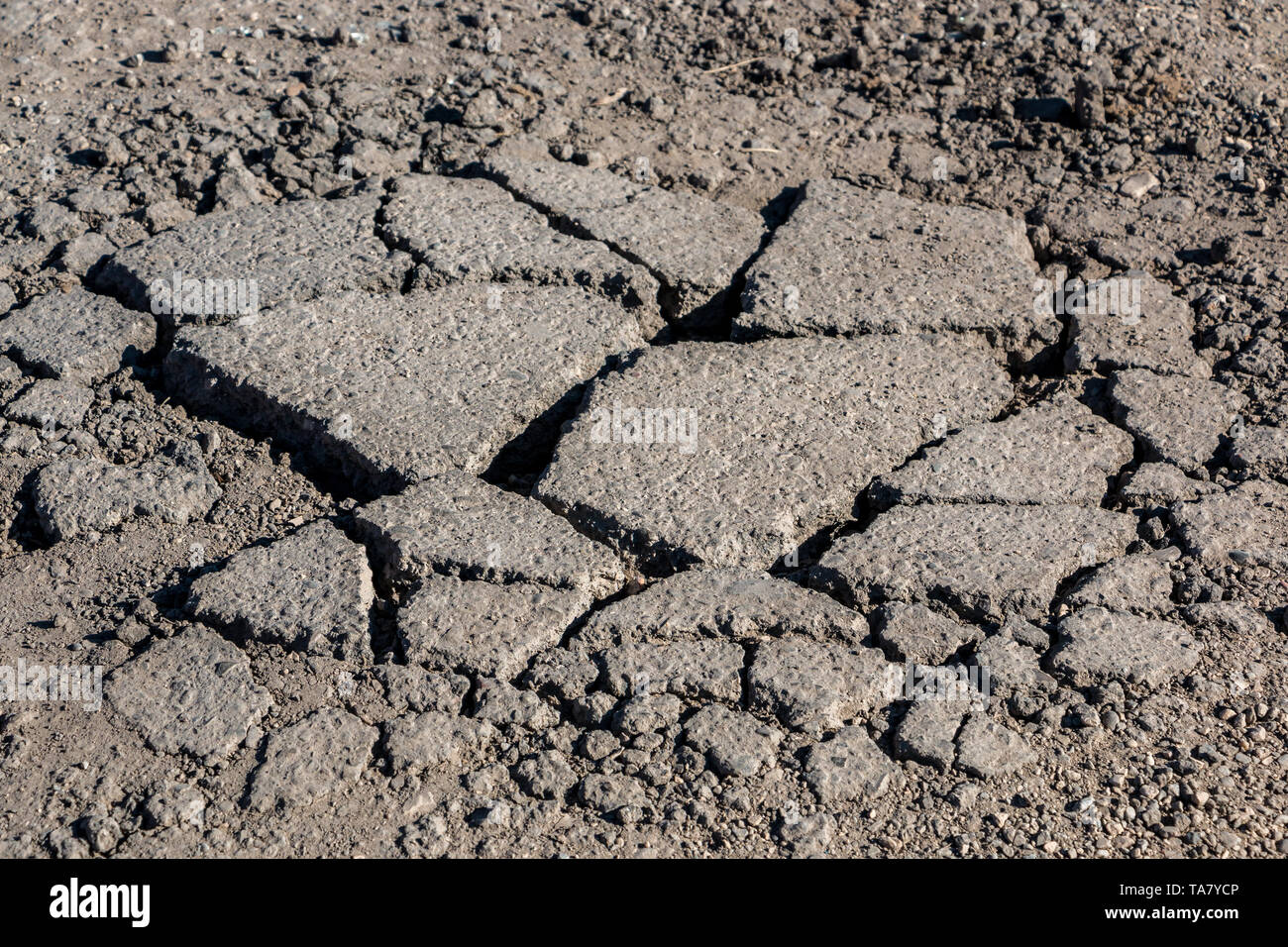 Rotture di strada con grandi fori nel terreno Foto Stock